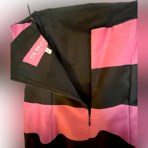 Gorgeous pink and black striped minidress - Picture 4 of 5